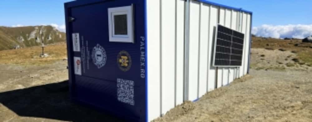 Refugiu montan de câteva tone, doborât de vânt, în Bucegi. Containerul fusese amplasat recent de Departamentul pentru Situații de Urgență