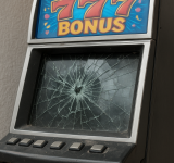 Scene de vandalism la Mizil: un bărbat de 35 de ani, reținut după ce a distrus un aparat de păcănele și un televizor