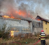 UPDATE/ Incendiu în comuna Iordăcheanu. O casă și un depozit au fost cuprinse de flăcări