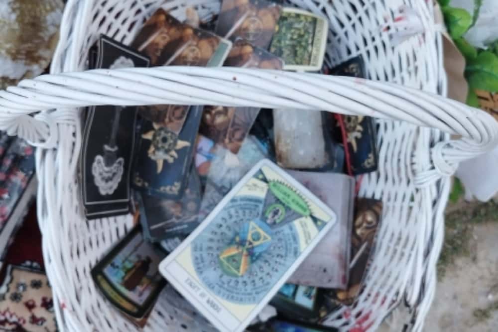 Două ghicitoare din Prahova și Ilfov, cercetate pentru înșelăciune: ar fi păgubit o femeie din Buzău cu 50.000 de lei