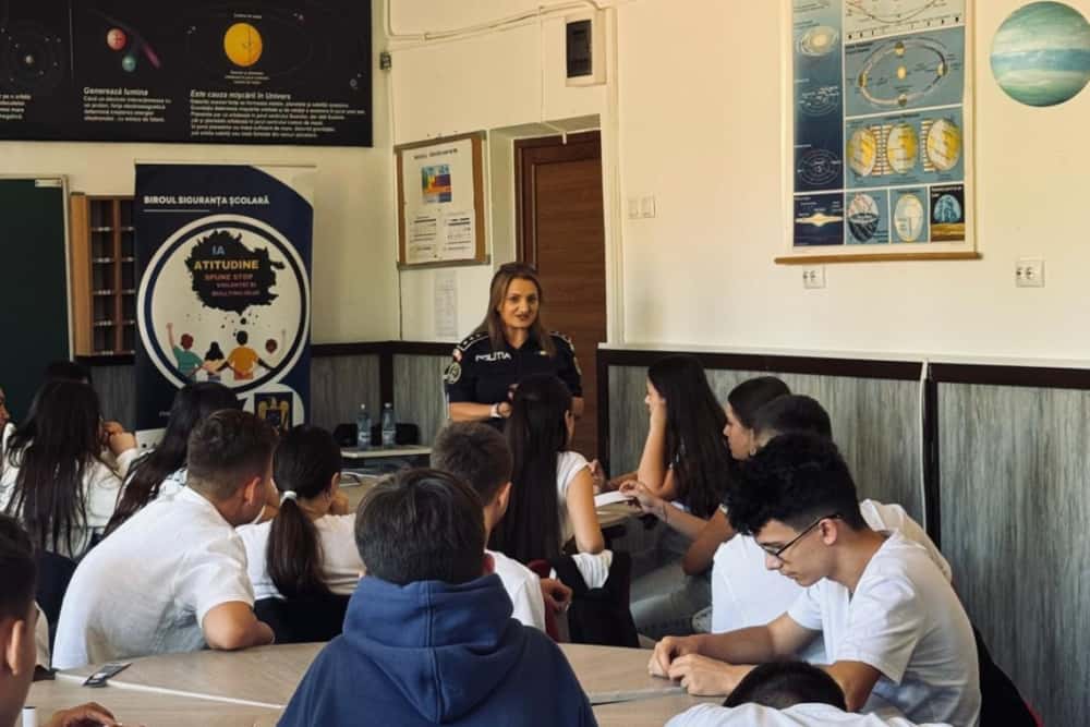 Polițiștii aduc prevenția în școli. Debutul proiectului „Scoate violența școlară din anonimat!” la Băicoi