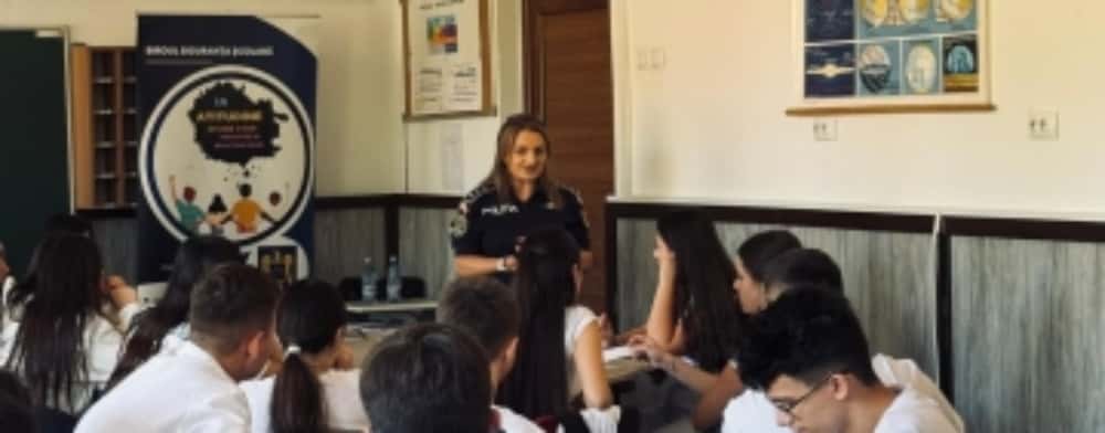 Polițiștii aduc prevenția în școli. Debutul proiectului „Scoate violența școlară din anonimat!” la Băicoi