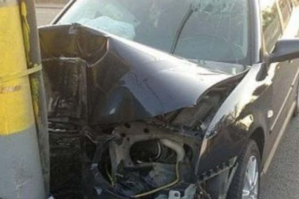 Inconștiență sau nesimțire? Un bărbat băut, fără permis și cu mașina neînmatriculată a ajuns în stâlp, la Homorâciu