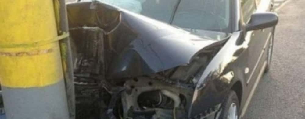 Inconștiență sau nesimțire? Un bărbat băut, fără permis și cu mașina neînmatriculată a ajuns în stâlp, la Homorâciu