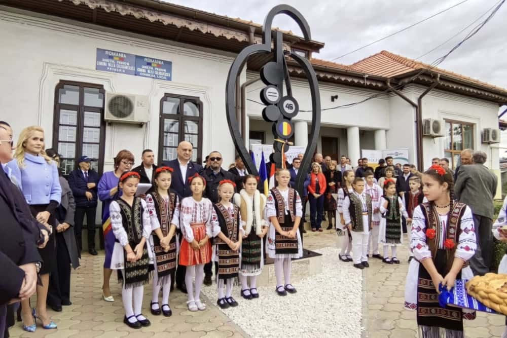 Valea Călugărească are un nou simbol al identității viticole: Monumentul „Paralela 45 – Ținutul vinurilor roșii”