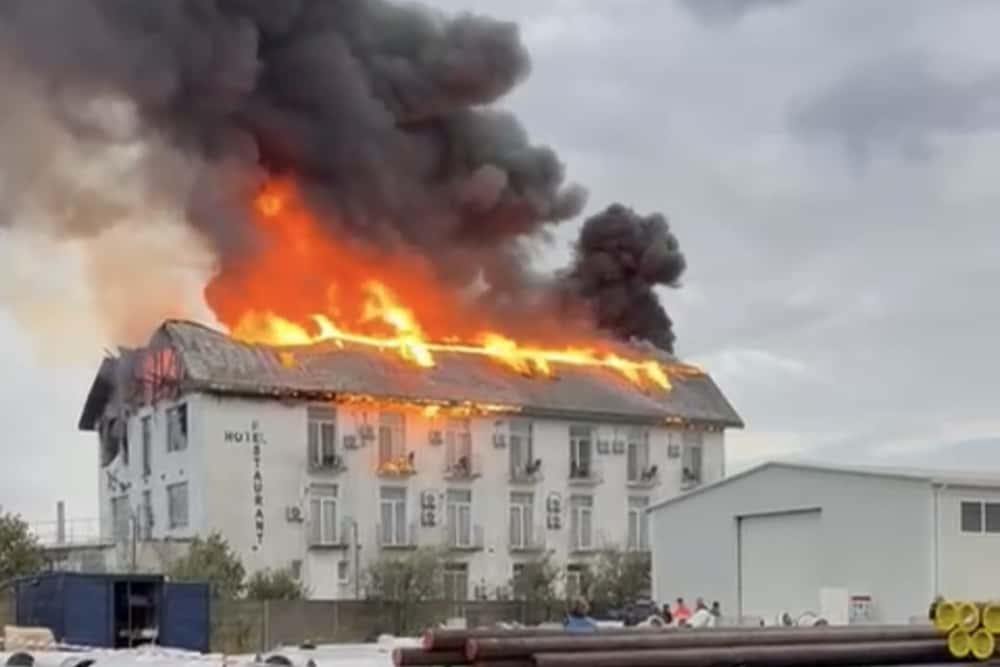 O echipă complexă investighează incendiul de la hotelul din Tătărani, în care au murit două tinere