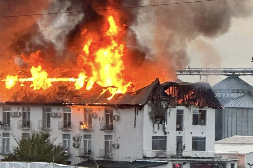 Incendiu la o unitate de cazare din Tătărani. Pompierii intervin pentru stingerea flăcărilor