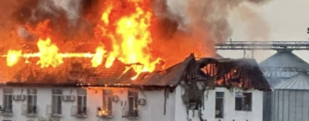Incendiu la o unitate de cazare din Tătărani. Pompierii intervin pentru stingerea flăcărilor