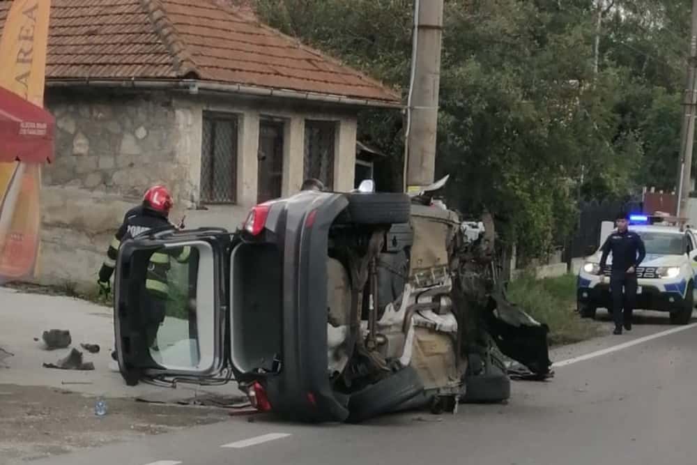 Un autoturism s-a răsturnat pe DN1, în Comarnic. O femeie de 70 de ani a ajuns la spital