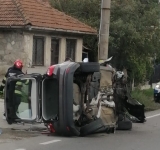 Un autoturism s-a răsturnat pe DN1, în Comarnic. O femeie de 70 de ani a ajuns la spital
