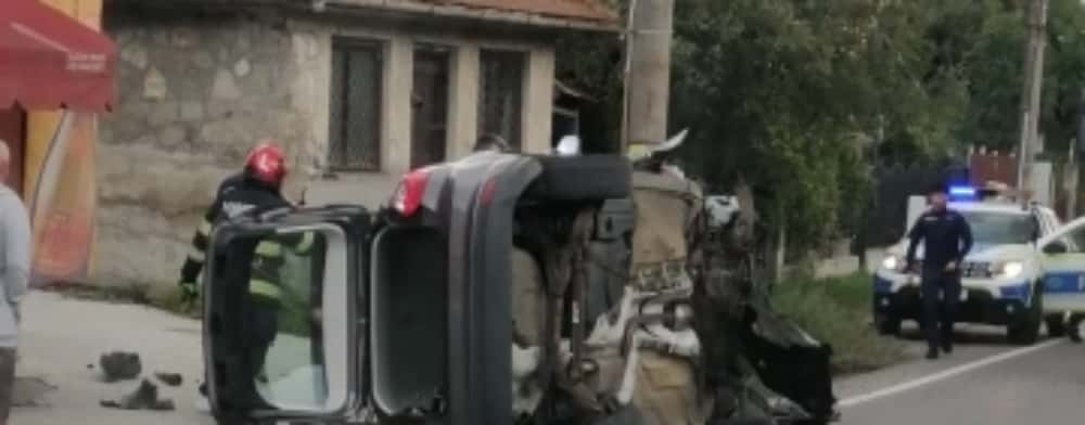 Un autoturism s-a răsturnat pe DN1, în Comarnic. O femeie de 70 de ani a ajuns la spital