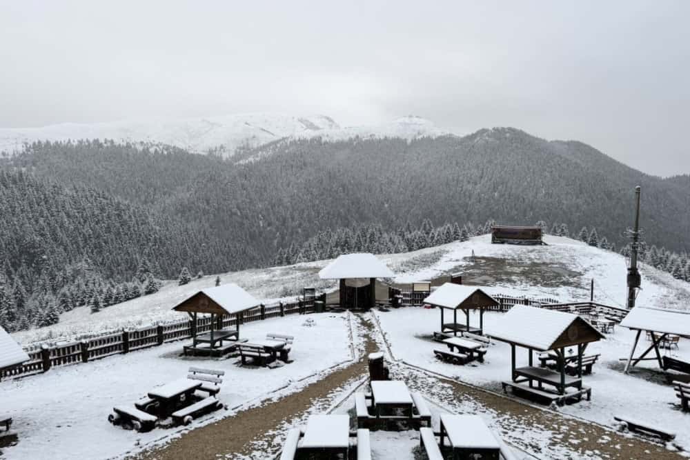 Iarnă la început de octombrie, la Cabana Vârful Ciucaș