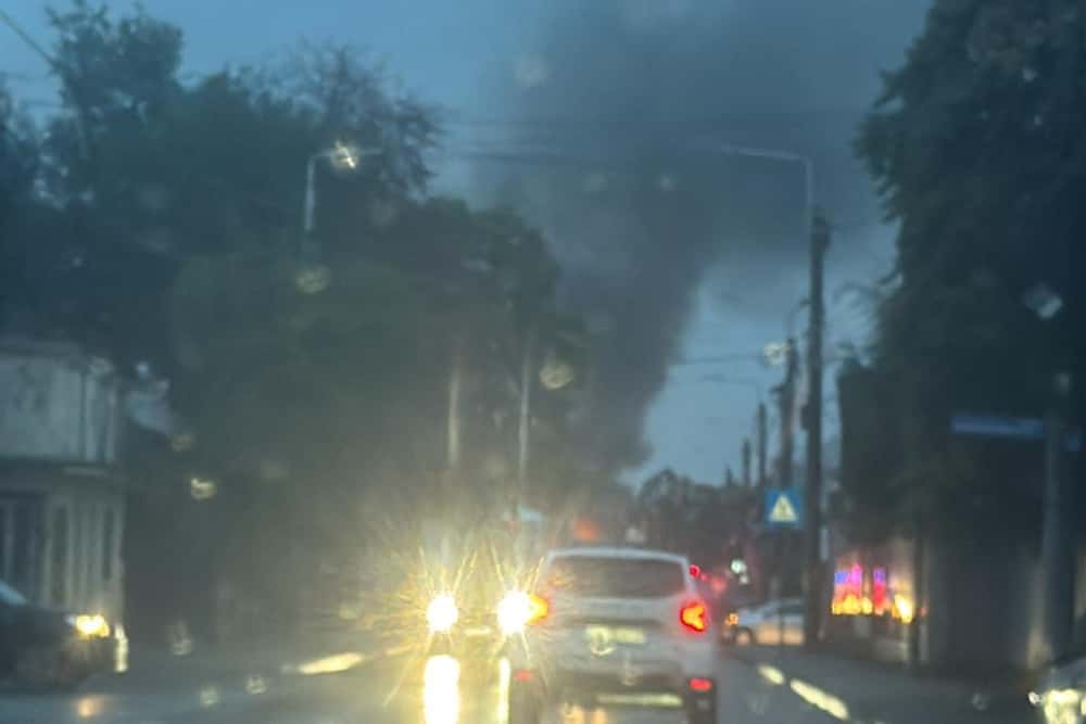 Locuință cuprinsă de flăcări, joi seară, pe strada Mihai Bravu din Ploiești