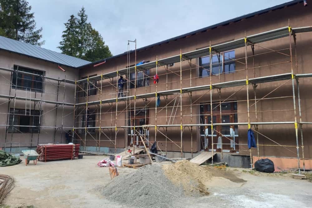 Modernizarea Liceului Teoretic Azuga, în impas: lucrările stagnează din cauza mobilizării insuficiente a constructorului