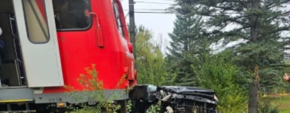 Un autoturism a fost lovit în plin de tren, la Slănic - zona Prăjani