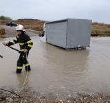 A rămas cu autoutilitara-n mijlocul Teleajenului învolburat, după ce nu a avut loc pe podul de la Pantazi!