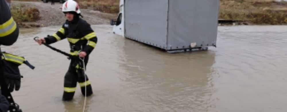 A rămas cu autoutilitara-n mijlocul Teleajenului învolburat, după ce nu a avut loc pe podul de la Pantazi!