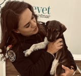 Cățelușă salvată de polițiștii din Prahova, după un caz de neglijare semnalat pe rețelele de socializare