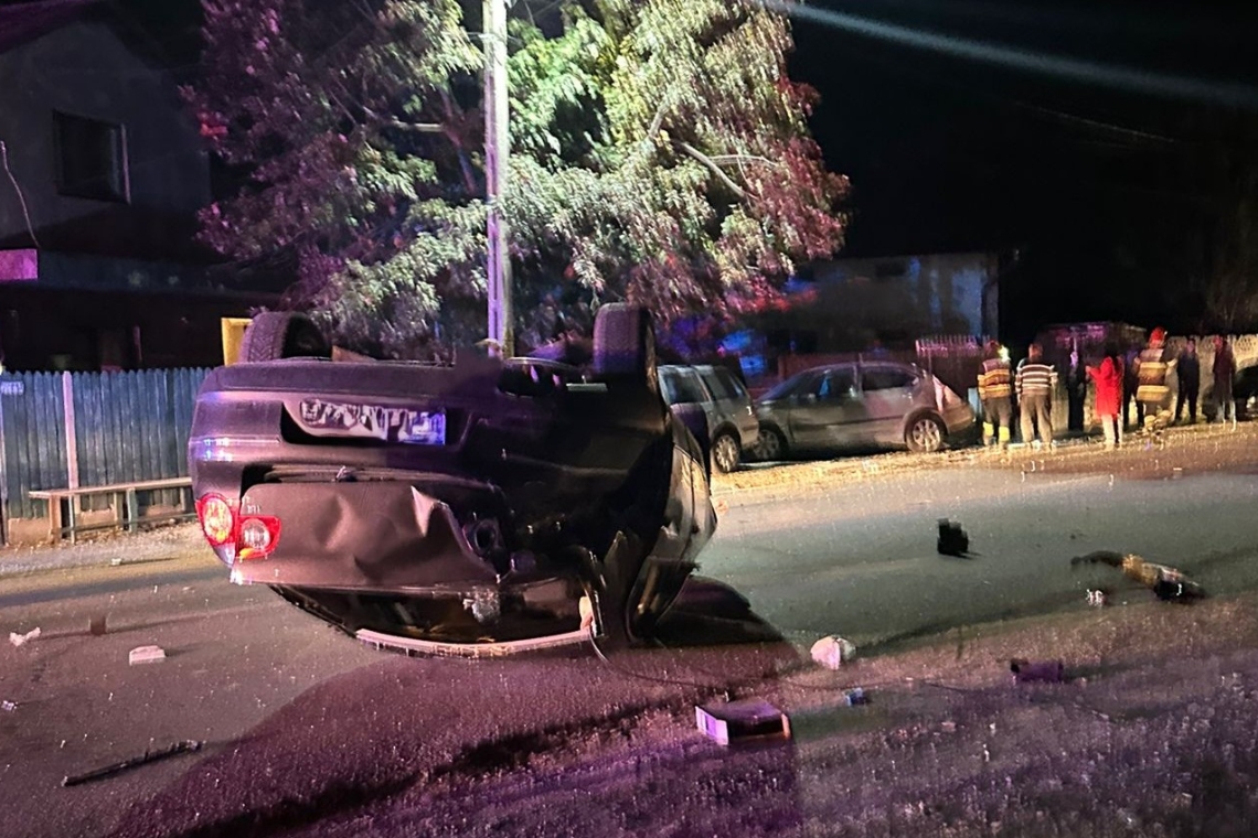 Un tânăr șofer băut și cu permisul suspendat a fugit după ce s-a răsturnat cu mașina în Albești-Paleologu