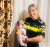 O polițistă din Prahova și câinele ei, Nero, intervenție salvatoare pentru un bebeluș de o lună