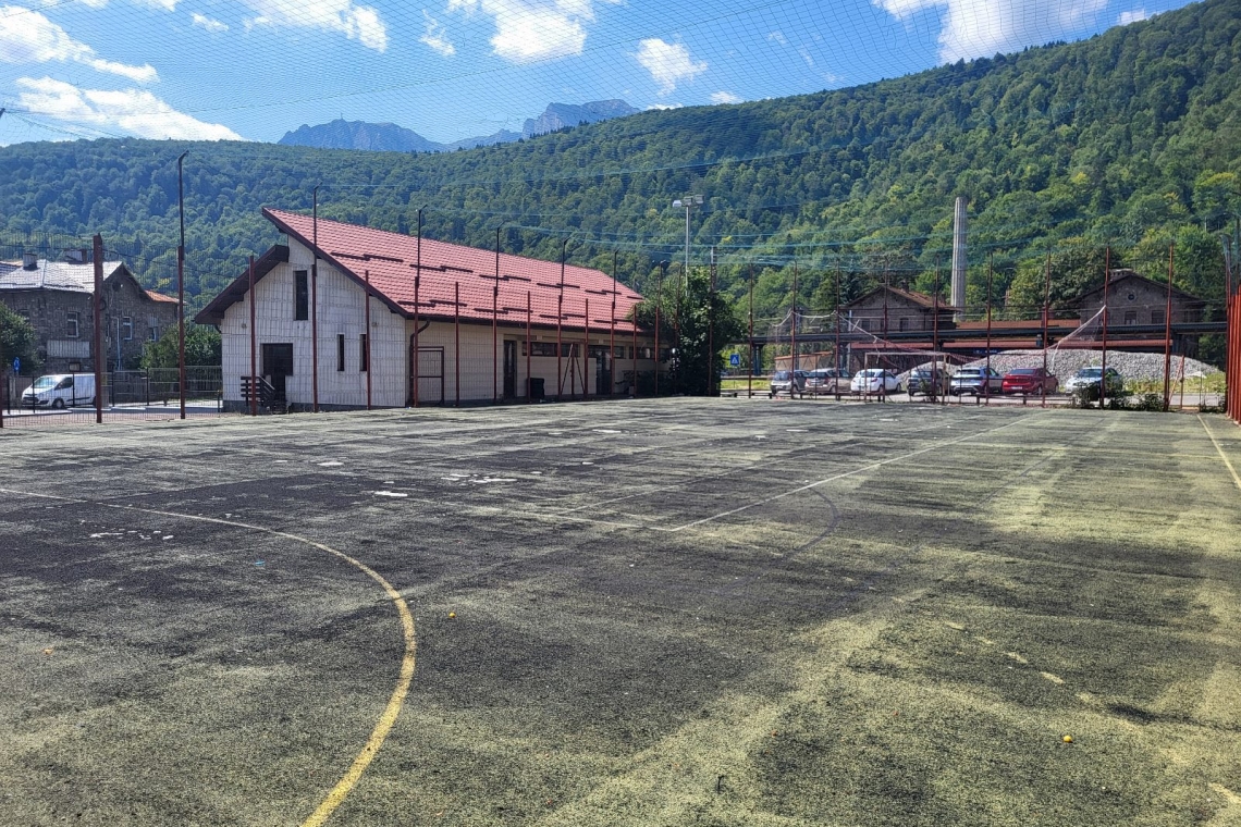 Azuga | Un teren de sport degradat ar putea fi reabilitat cu fonduri europene