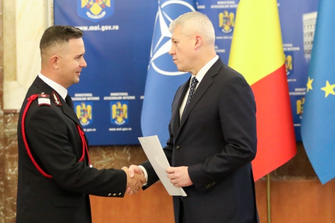 Pompier prahovean premiat de ministrul de Interne pentru curaj și devotament