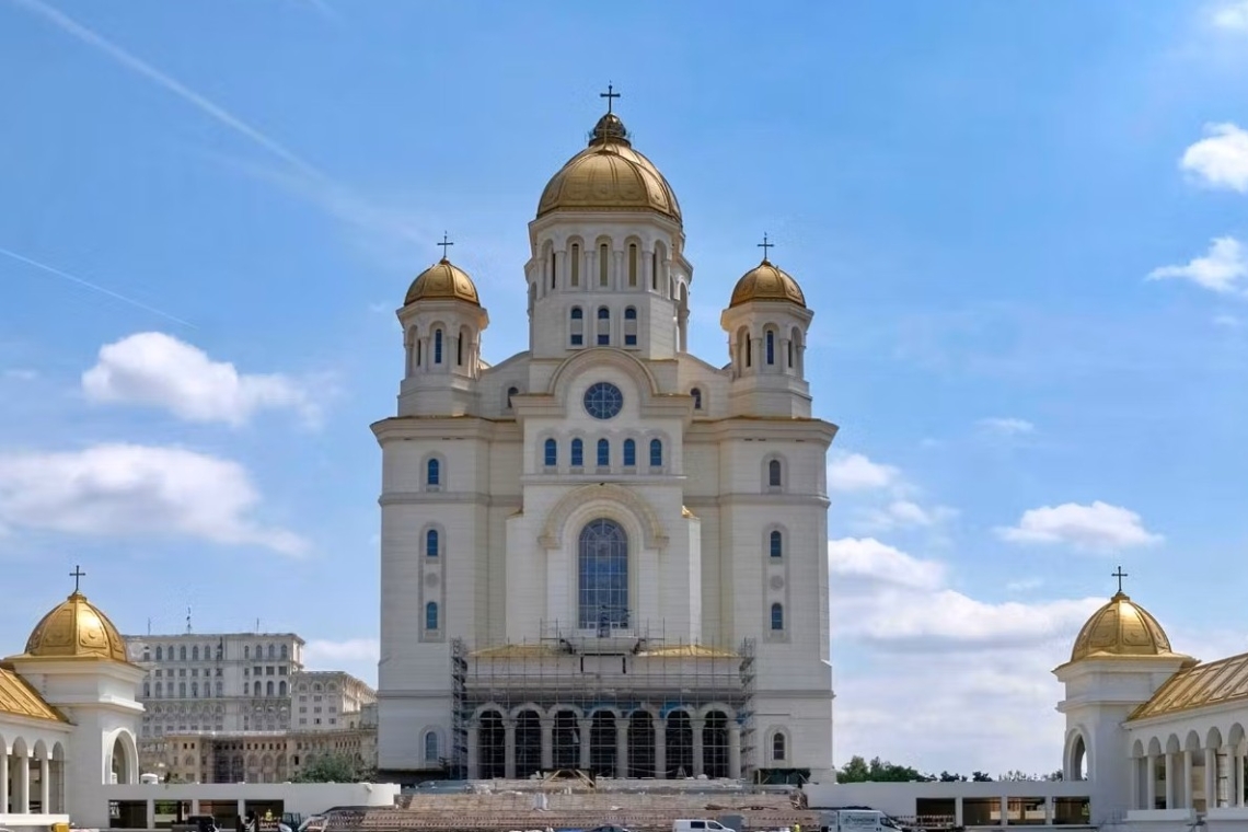 De Sfântul Dumitru, se sfințește pictura Catedralei Mântuirii Neamului. În interior vor avea acces ”doar” 2.500 de persoane