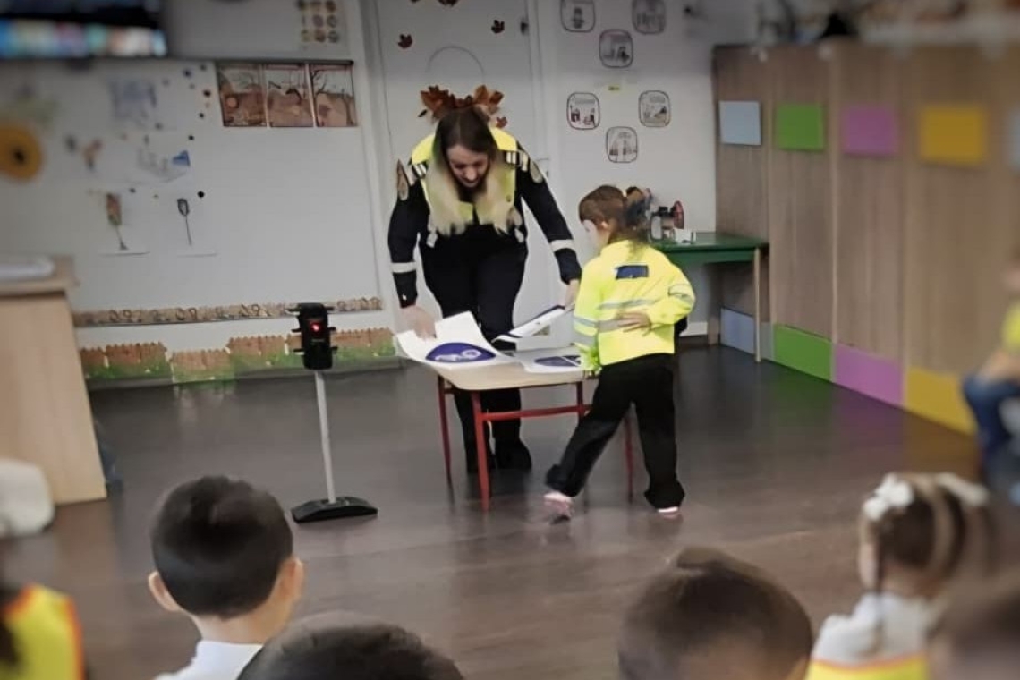 Activități de educație rutieră pentru elevi, desfășurate de polițiștii prahoveni în școli din Mizil și Vălenii de Munte