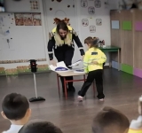 Activități de educație rutieră pentru elevi, desfășurate de polițiștii prahoveni în școli din Mizil și Vălenii de Munte
