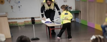 Activități de educație rutieră pentru elevi, desfășurate de polițiștii prahoveni în școli din Mizil și Vălenii de Munte