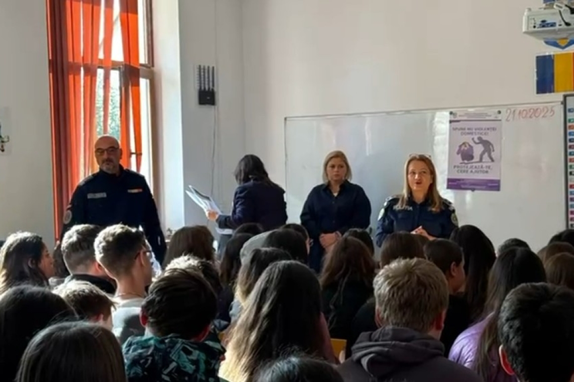 Campanie pentru prevenirea violenței școlare în Prahova. Elevii din Râfov, față în față cu polițiștii