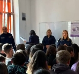 Campanie pentru prevenirea violenței școlare în Prahova. Elevii din Râfov, față în față cu polițiștii