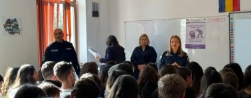 Campanie pentru prevenirea violenței școlare în Prahova. Elevii din Râfov, față în față cu polițiștii