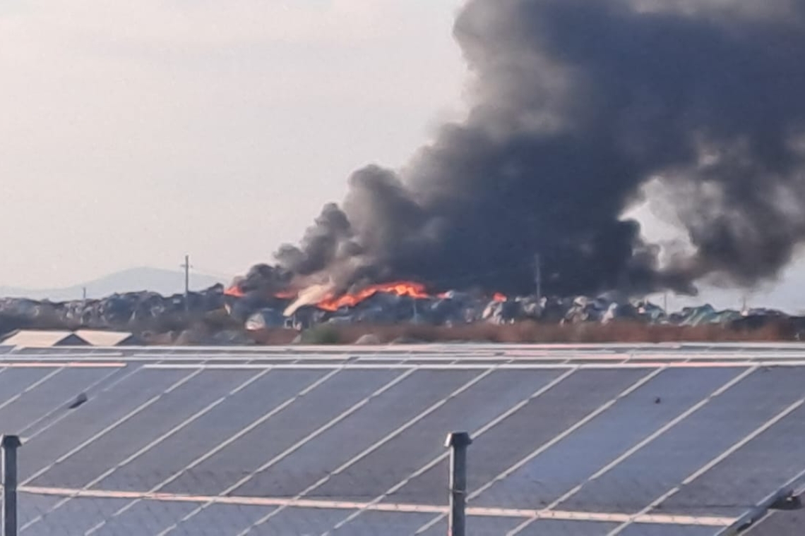 Pompierii prahoveni se luptă de peste 16 ore cu incendiul izbucnit la depozitul de deșeuri din Ariceștii Rahtivani