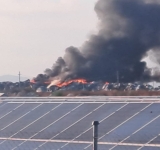 Pompierii prahoveni se luptă de peste 16 ore cu incendiul izbucnit la depozitul de deșeuri din Ariceștii Rahtivani