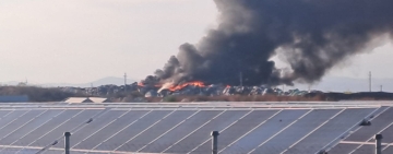 Pompierii prahoveni se luptă de peste 16 ore cu incendiul izbucnit la depozitul de deșeuri din Ariceștii Rahtivani