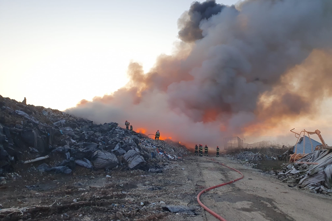 Pompierii prahoveni au reușit să stingă incendiul de la Ariceștii Rahtivani. Trei zile s-au luptat cu flăcările!