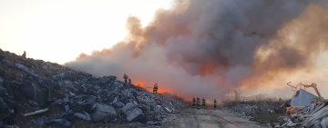 Pompierii prahoveni au reușit să stingă incendiul de la Ariceștii Rahtivani. Trei zile s-au luptat cu flăcările!