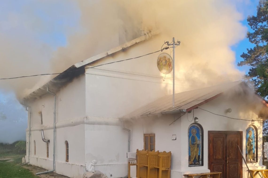 Biserică în flăcări, în comuna Poienarii Burchii