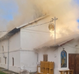 Biserică în flăcări, în comuna Poienarii Burchii
