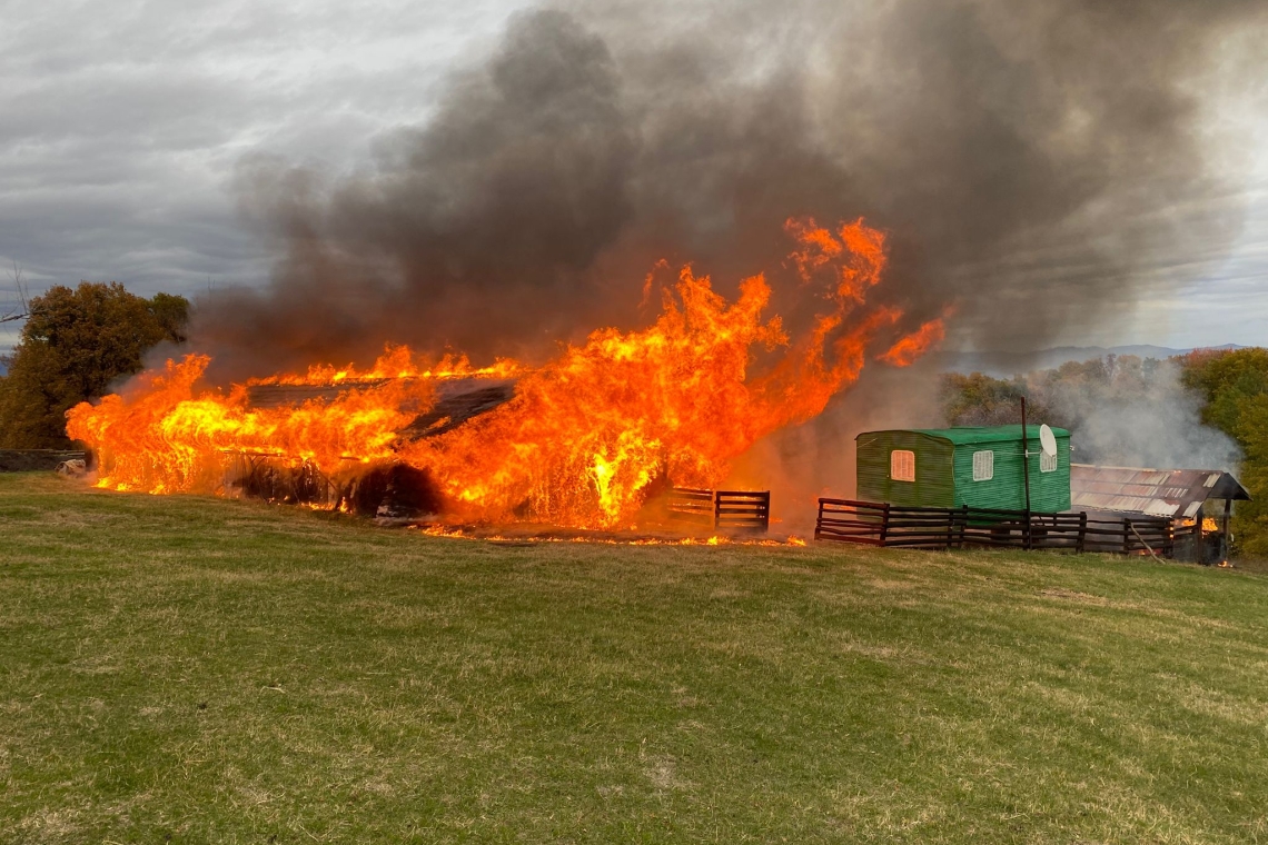 Incendiu puternic în Băicoi, cartierul Țintea – o persoană găsită carbonizată