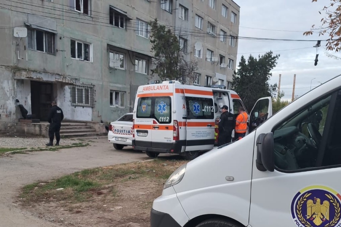 Scandal la blocul social de pe strada Rafinorilor. O persoană a avut nevoie de îngrijiri medicale