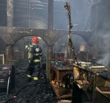 Părintele Galeriu a slujit la biserica istorică din Poienarii Burchii, mistuită luni de flăcări