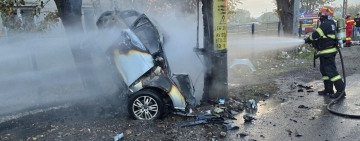 Tragedie pe DN1. Un bărbat a murit după ce mașina sa a luat foc, la Băicoi