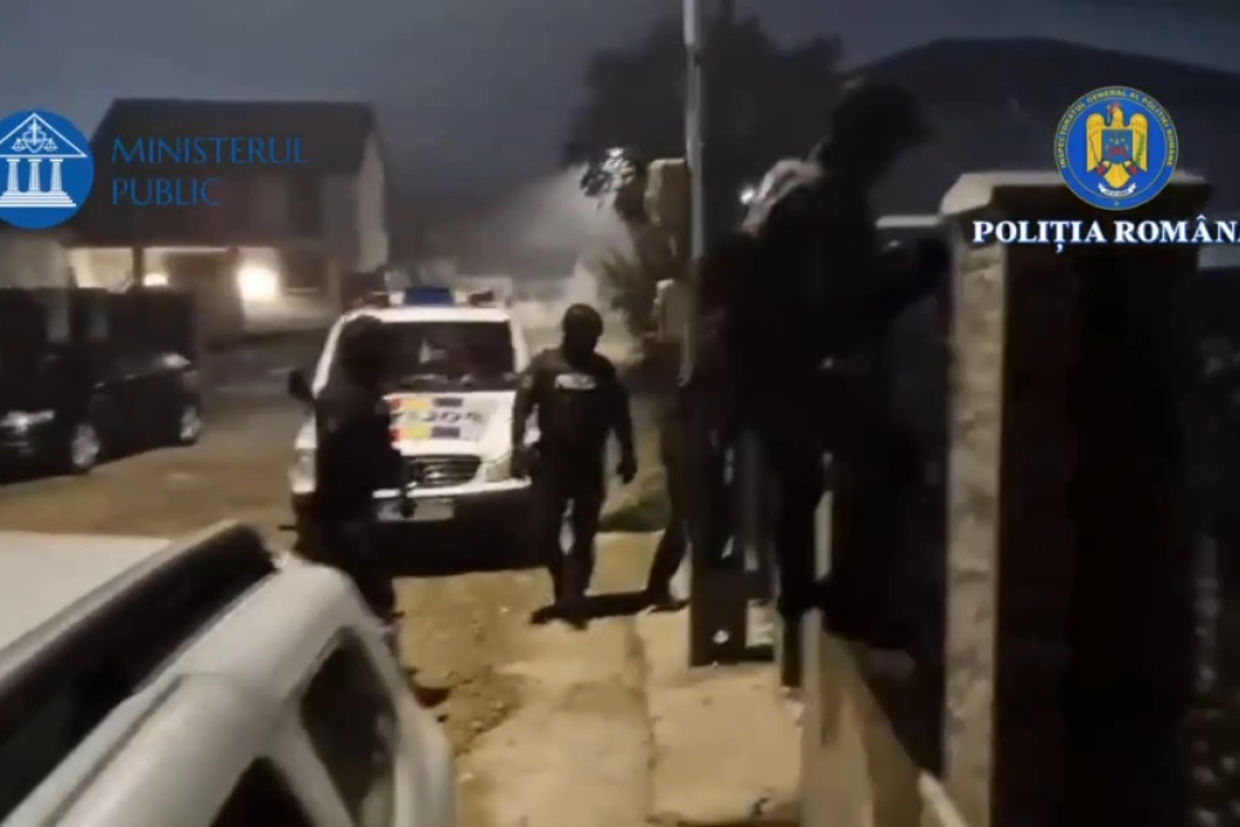 78 de percheziții simultane în întreaga țară, luni dimineață. Cine sunt persoanele vizate