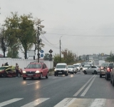 Un taximetrist și clienții săi, răniți într-un accident produs pe strada Ștrandului din Ploiești