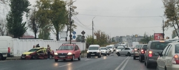 Un taximetrist și clienții săi, răniți într-un accident produs pe strada Ștrandului din Ploiești