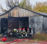 UPDATE/ Pompierii au stins incendiul din Albești Palelologu. S-a reluat și circulația pe DN1D