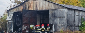 UPDATE/ Pompierii au stins incendiul din Albești Palelologu. S-a reluat și circulația pe DN1D