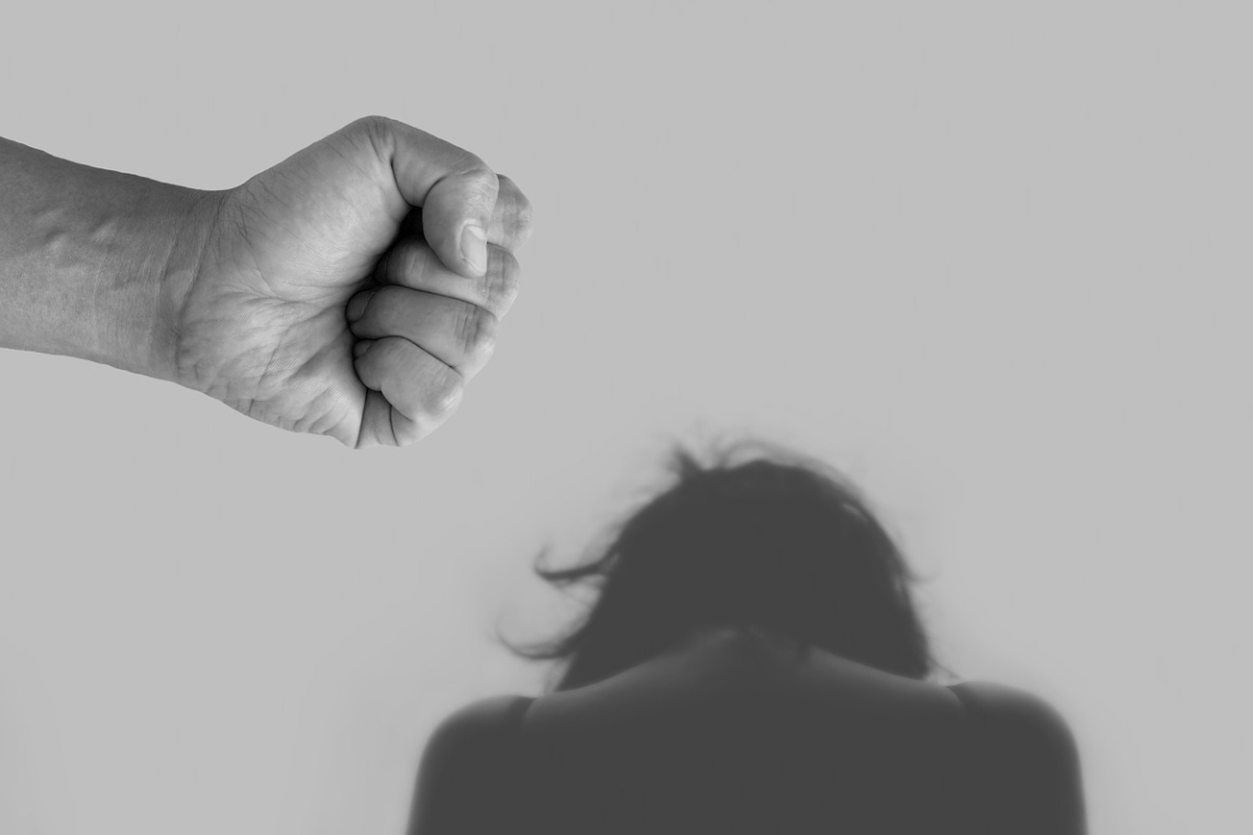 Prahovean arestat după ce și-a bătut fosta concubină în timpul unui live pe TikTok. Femeia avea ordin de protecție pe numele agresorului